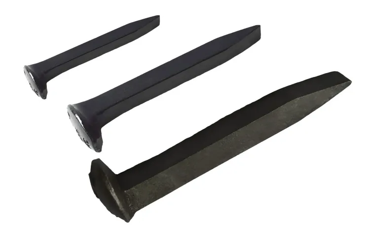 डॉग स्पाइक्स रेल को जकड़ने के लिए इस्तेमाल करते थे