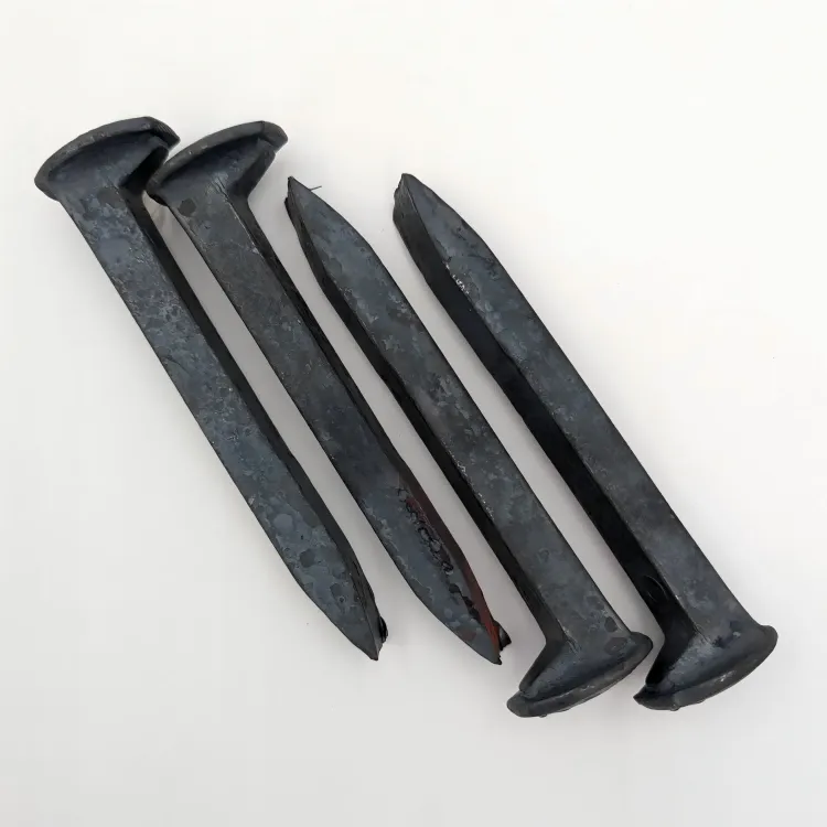 डॉग के साथ रेलवे डॉग स्पाइक - eared